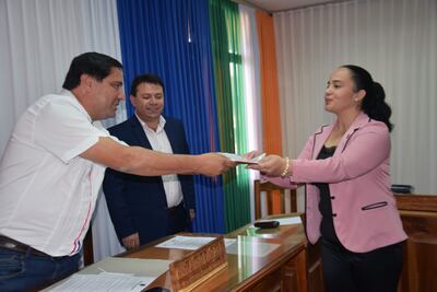 En el momento que el presidente de la Junta Municipal de San Juan Nepomuceno en el año 2020 Guido Rolón entrega la transferencia definitiva a la Presidente de entonces del Poder Judicial de Caazapá, Margarita Miranda.