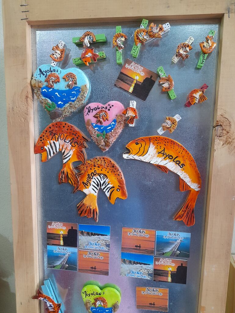 La mujer elabora artesanía como recuerdos de Ayolas. 