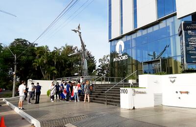 Padres de alumnos protestan por el cierre del colegio.