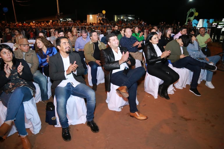 El intendente municipal, Santiago Aguilera, y el presidente de la Junta municipal, Wilson Pittoni, durante el festival artístico de anoche en la ribera del río Paraguay.