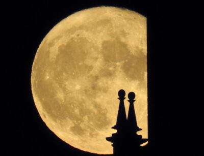 La luna llena sale sobre Santiago de Compostela esta noche de cielos despejados y buen tiempo.