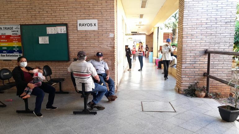 Los pacientes y familiares se quejan de la falta de insumos.