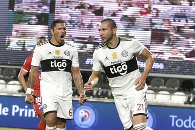 Antolín Alcaraz y Richard Ortiz, en el festejo del primer gol franjeado.