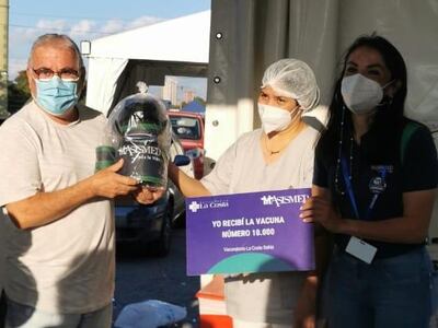 La persona vacunada número 10 mil recibió un regalo de Asismed.