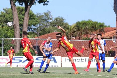 Nicolás Riquelme de Colón, aplica el cabezazo que terminó siendo el primer tanto del partido. (APF)