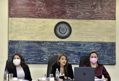 De izq. a der. las juezas  Yolanda Morel, Claudia Criscioni y Yolanda Portillo, integrantes del Tribunal de Sentencia que aplicó altas penas a RGD y a su hijo.