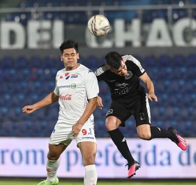 Pelea aérea por el balón entre David Fleitas y Alexis Villalba