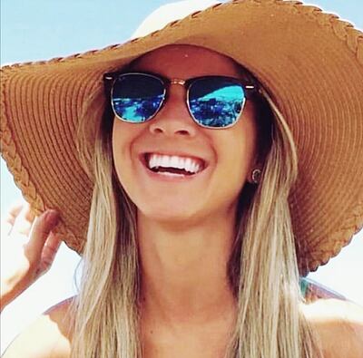 Los lentes de sol no pueden faltar en el look veraniego, los coloridos están de moda.