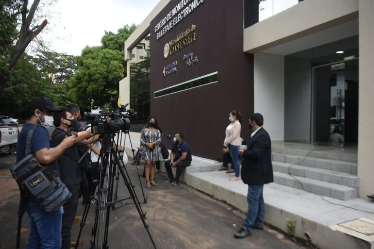 Trabajadores de diferentes medios de comunicación acudieron a la convocatoria de la reunión del Consejo Asesor de la Tarifa del Transporte en respuesta a la invitación de transportistas, sin embargo no se les permitió ingresar. Ocurrió la semana pasada.