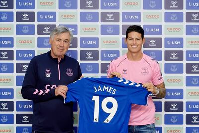 James (d) llegó al Everton gracias al entrenador Carlo Ancelotti (I).