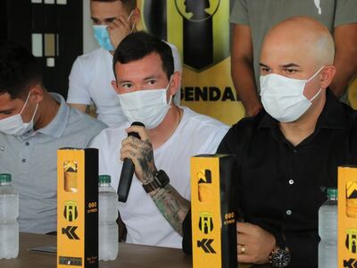 Fernando Fernández y Fernando Jubero (d), en el homenaje de Guaraní y dos patrocinadores al delantero por los 100 goles.