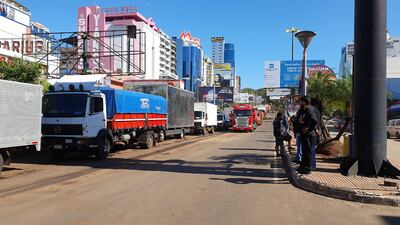 Los manifestantes permanecen en el paseo central de la Ruta PY02.