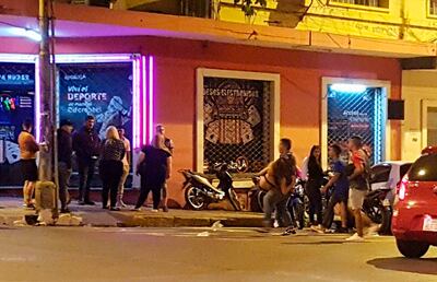 Un joven carga en brazos a una mujer que resultó herida durante el altercado que hubo ayer frente a la disco-pub “Toc Toc”.