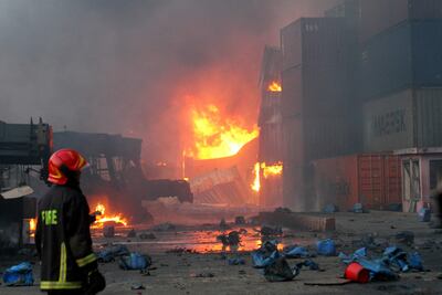 Explosión en Sitakunda. Varios contenedores ardieron en los depósitos de este puerto ubicado en Bangladés. (AFP)