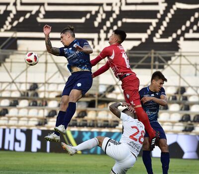 Villamayor (i), defensa de Guaireña.