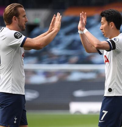 Kane y Son celebran el gol del surcoreano.
