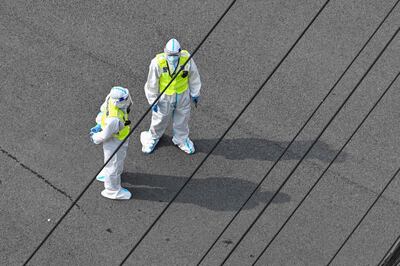 Policías con trajes de protección sanitaria patrullan en el distrito Jing'an de la ciudad de Shanghái, China, este lunes.