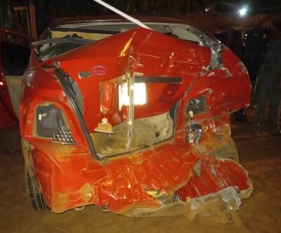 El automóvil Toyota Premio quedó prácticamente inservible en la parte posterior, a raíz del violento choque.