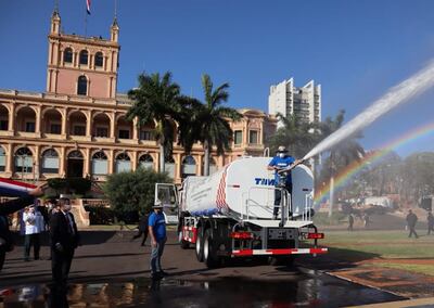 Itaipú adquirió cinco carros hidrantes para la Secretaría de Emergencia Nacional. La presentación fue el litoral del Palacio.