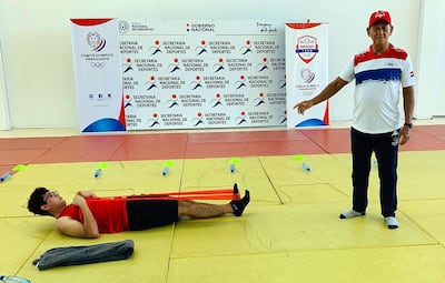 El profesor Fernando Zerquera (derecha), de OEP, realiza la clase junto a Óscar Chena. Foto: SND