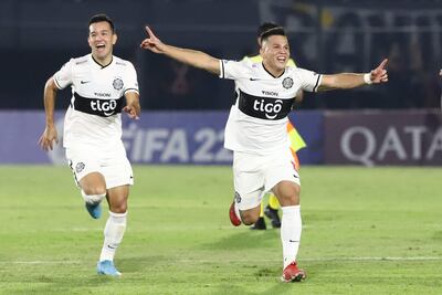 Néstor Camacho (i) y Hugo Quintana festejan la victoria por penales de Olimpia contra Fluminense en la Fase 3 de la Copa Libertadores.