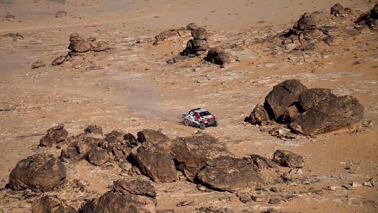 El piloto español de Toyota Fernando Alonso y el copiloto español Marc Coma compiten durante la Etapa 4 del Dakar 2020 entre Neom y Al-Ula, Arabia Saudita.