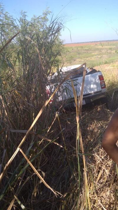 La camioneta del uniformado fue sacada de la carretera.