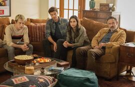 Dylan Minnette, como Wes Hicks, Jack Quaid, como Richie Kirsch, Melissa Barreracomo, como Sam Carpenter, y David Arquette como Deey Riley, durante una escena de la película de terror "Scream" .