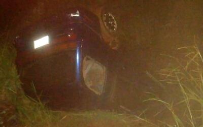 El automóvil volcó y cayó en un arroyo situado en una zona despoblada.