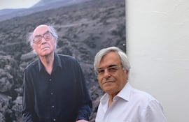El miembro de la Real Academia Española por Portugal y catedrático de la Universidad de Coímbra, Carlos Reis, posa durante una entrevista con EFE en Arrecife (Lanzarote). Reis es el comisario de los actos conmemorativos del centenario del nacimiento del escritor portugués José Saramago que se llevarán a cabo a lo largo del próximo año a nivel mundial. La forma de vida en su "refugio" de Lanzarote y el paisaje "al mismo tiempo seductor y árido de la isla" contribuyeron a universalizar la obra del Premio Nobel de Literatura, que a partir de su residencia en Canarias abandonó el interés por los temas históricos y se transformó en un escritor más directo, afirma Reis.