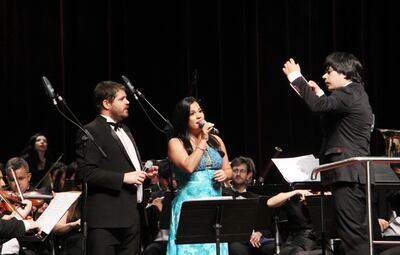 Los cantantes Marcos Villalba y Carolina López durante una presentación con la OSN.
