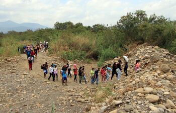 Venezolanos saliendo de su país por un paso fronterizo irregular. Unos 5 millones y medio de personas han huido de la espantosa crisis económica y la represión política en Venezuela, donde el chavismo rige el país desde hace dos décadas.