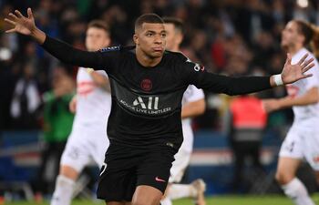 Kylian Mbappé celebra tras anotar un gol para el París SG.