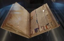 Detalle del manuscrito expuesto más antiguo, que data de la segunda mitad del siglo XIV, y que forma parte de la exposición "Dante Alighieri en la BNE: 700 años entre infierno y paraíso" presentada este miércoles en la Biblioteca Nacional, en Madrid.