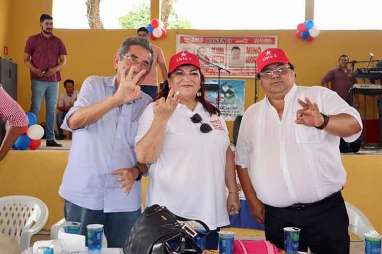 El gobernador Adorno, y su" ex esposa" Silvana Fretes en plena campaña proselitista.