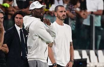 Paul Pogba (i) y Leonardo Bonucci observando el partido de Juventus contra Spezia, el miércoles pasado.