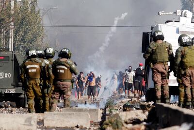 Pobladores de Santiago (Chile), protestan por falta de alimentos el lunes, durante el Estado de Excepción Constitucional de Catástrofe decretado por el Presidente Sebastián Piñera, para prevenir la propagación del Coronavirus en Chile.