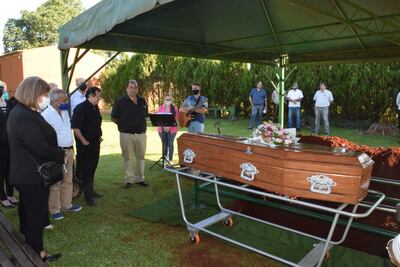 Amigos y familiares despidieron al querido Robin Wood, un hombre que emocionó y cautivó con la magia de su imaginación a generaciones enteras a través de sus míticos personajes de historieta.