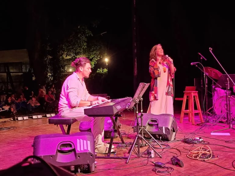 Óscar Aldama y Ana Malta en el escenario del encuentro "Jazz Sudaca", que albergó al público tanto en el patio como en el auditorio del Salazar.