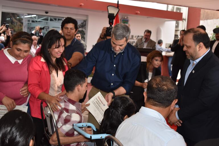 El presidente de la República, Mario Abdo Benítez, hace entrega de aporte a los nuevos beneficiados por el programa Tekoporä.
