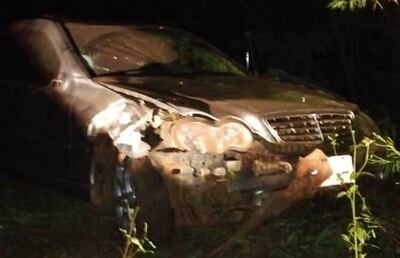 El automóvil que chocó contra la motocicleta quedó con importantes daños a consecuencia de la fuerza del impacto.