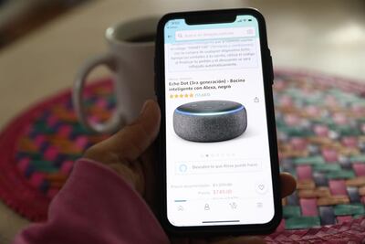 Una persona realiza una compra en linea, en Ciudad de México. El comercio electrónico cierra este 2020 como el gran ganador de la economía mexicana, con un crecimiento estimado de casi un 32 % en ingresos, según coinciden varios especialistas.