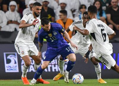 Messi es marcado por tres jugadores de Emiratos Árabes Unidos, durante el amistoso que Argentina ganó ayer 5-0 con un gol y una asistencia del capitán albiceleste.