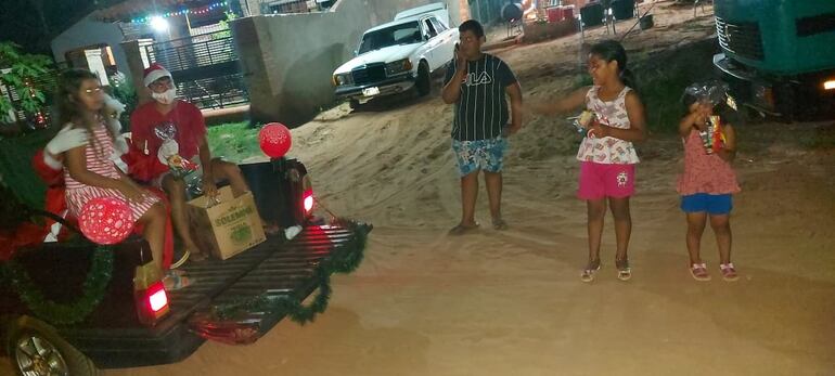 Los niños vivieron esa magia de ver frente a sus casas pasar Santa Claus.