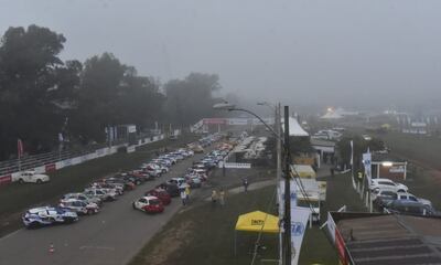 Los autos aguardan el momento de dejar el Parque Cerrado