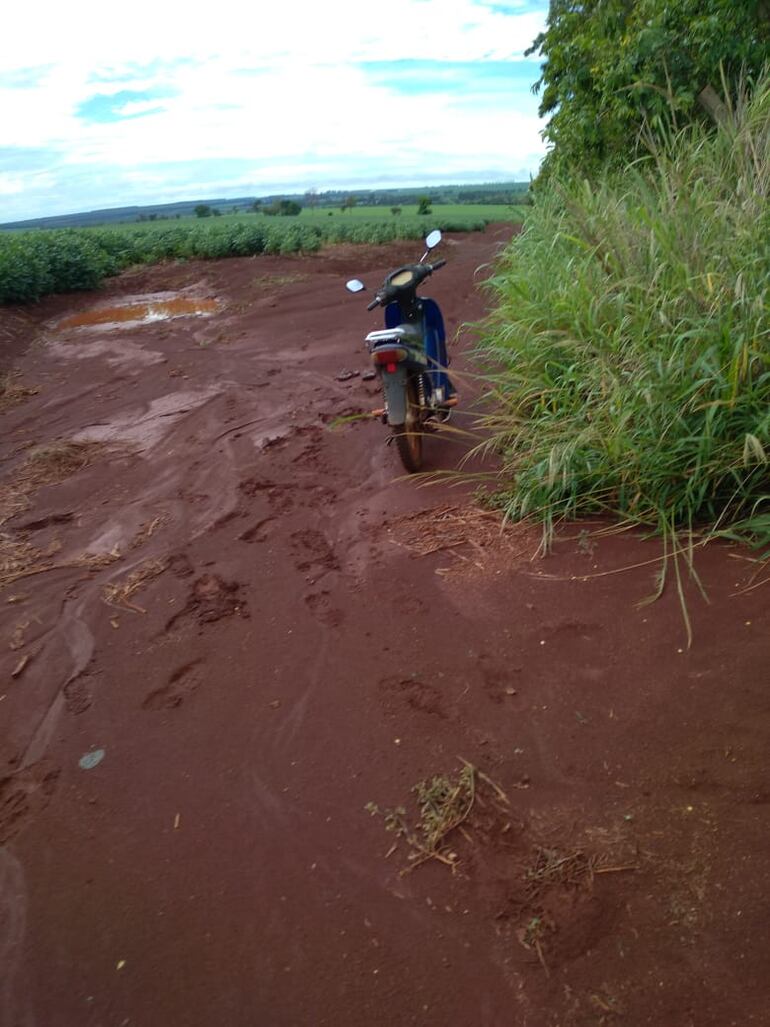 La motocicleta fue encontrada abandonada en un terraplén, a cinco kilómetros del centro urbano.