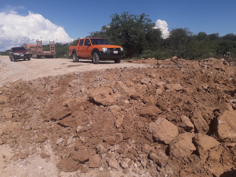 Maquinarias del MOPC reparando el camino de Puerto Casado.