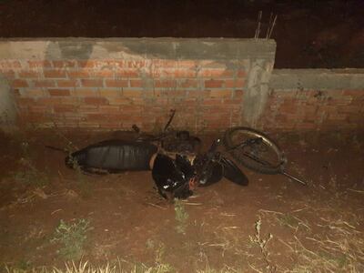 La motocicleta en que se desplazaba la víctima fatal Ivan Vidal Rodrigues .