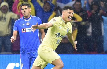 Richard Sánchez celebra su gol, que abrió el camino para la gran goleada del América.