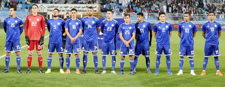 El capitán Gustavo Gómez, Junior Fernández, Bruno Valdez, Matías Rojas, Ramón Martínez, Miguel Almirón, Andrés Cubas, Santiago Arzamendia, Jorge Moreira, Derlis González y Darío Lezcano, en formación los once que integraron ayer el equipo de arranque en el amistoso en Riad.